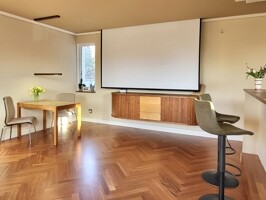 Wohnzimmer mit integrierter Leinwand