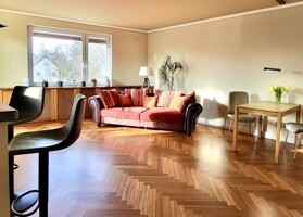 Wohnzimmer mit Balkon