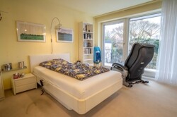 Schlafzimmer EG mit Zugang zum Balkon