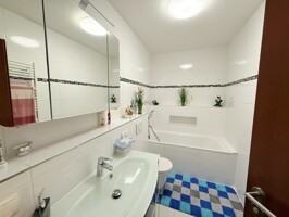 Badezimmer mit WC und Waschbecken Weitwinkel 