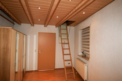 Schlafzimmer DG Zugang Dachspeicher