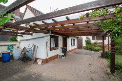 Terrasse neben Garage