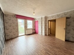 Schladzimmer mit Zugang zum Balkon OG