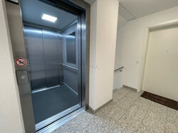 Treppenhaus / Aufzug