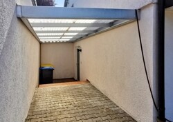 UG: Überdachter Zwischenraum neben Garage