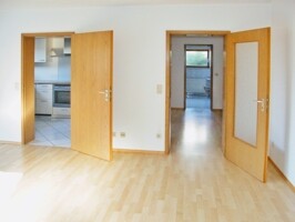 Wohnzimmer Blick zur Diele und Küche