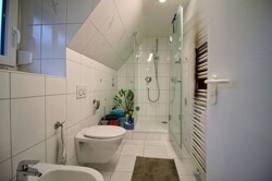 Badezimmer mit Dusche