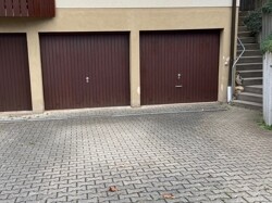 2 Garagen, Platz davor