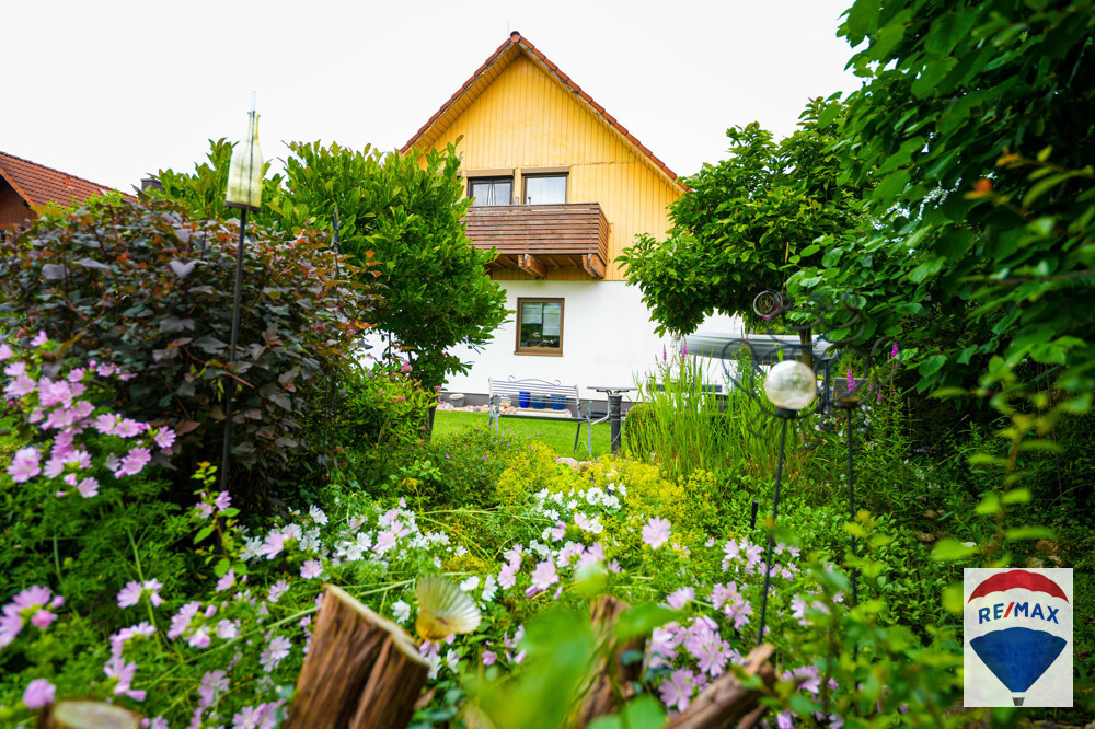 Hausansicht aus dem begrünten Garten