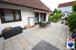 Weitläufige Terrasse mit Essbereich und Lounge