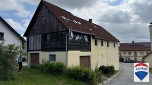 Hausansicht mit Garage und Wintergarten
