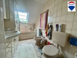 OG: Bad mit Badewanne
