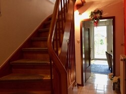 Flur und Treppe zum Obergeschoss