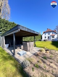 Überdachte Uferterrasse