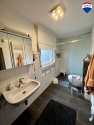 Badezimmer mit Dusche OG