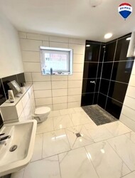 Badezimmer mit Dusche
