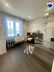 Badezimmer mit Dusche