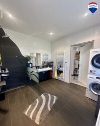 Badezimmer mit Dusche