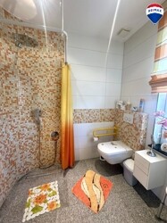 Gäste-WC mit Dusche