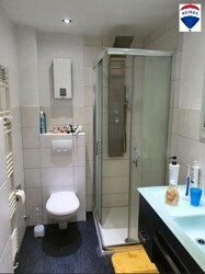 Bad mit Regen-Dusche