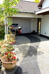 Ostterrasse Blick auf Garage