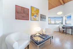 Wohnzimmer mit Arbeitsbereich