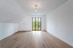 Schlafzimmer 1 mit franz. Balkon im DG