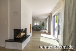 Blick auf Kamin und Speisezimmer