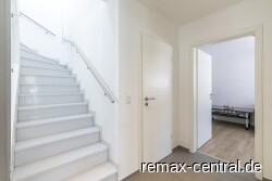 Flur mit Blick auf Treppe und Gäste-Zimmer EG
