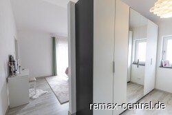 Blick von Ankleide in das Schlafzimmer