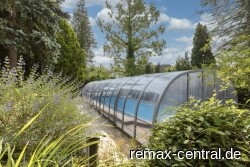 Überdachter Pool mit Öffnungsmöglichkeit