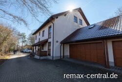 Hausansicht Straßenseite mit Garagen