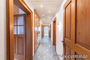 Flur (Blick zum Wohnzimmer)