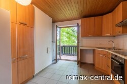 Einbauküche mit Zutritt zum Balkon
