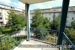 Balkon mit Aussicht zum begrünten Innenhof