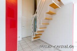 Flur mit Treppenaufgang zur Galerie