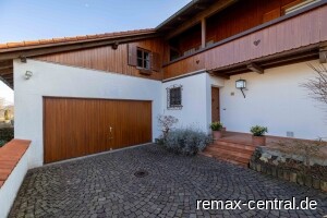 Vorhof mit Hauseingang und Garage