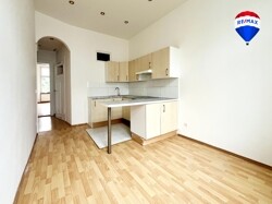 Einbauküche und Lichtfenster zum Badezimmer