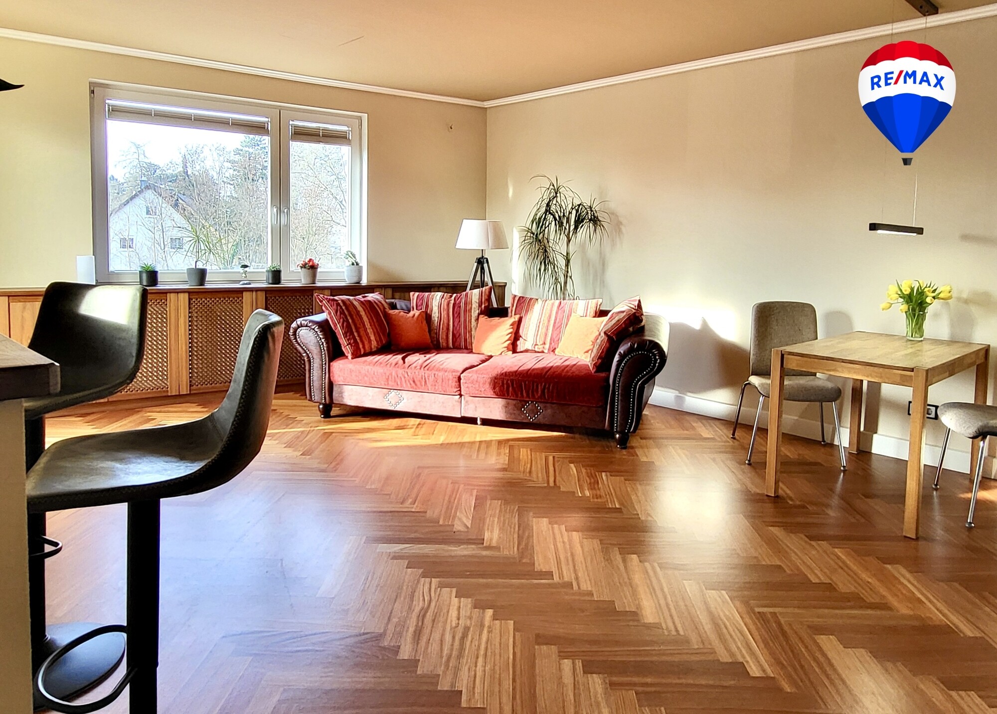 Wohnzimmer mit Balkon