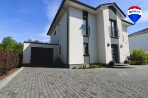 Wohnhaus mit integrierter Garage