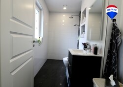 Komfortables Gästebad mit Dusche im EG