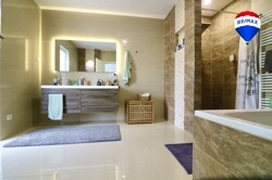 Komfortables Bad im 1. OG mit Dusche und Badewanne