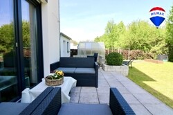 Perfekte Entspannung im Gartenbereich mit Terrasse