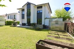 Sonniger Garten auf der Ostseite des Hauses