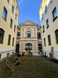Blick auf das hintere Gebäude