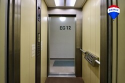 Fahrstuhl von beiden Seiten begehbar