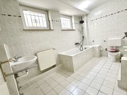 Badezimmer mit Fenster