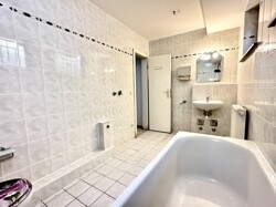 Badezimmer im Untergeschoss
