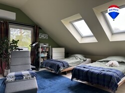 Behagliches Schlafzimmer mit Zugang zum Balkon