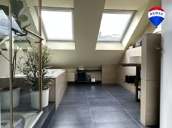 Stilvolles Badezimmer mit Dusch- und Badebereich